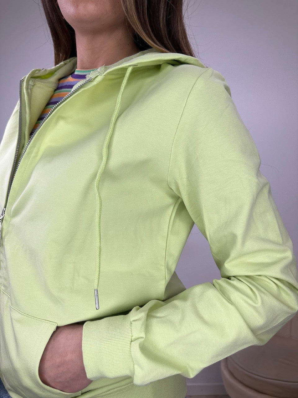 FELPA PRIMAVERILE CON ZIP VERDE CHIARO