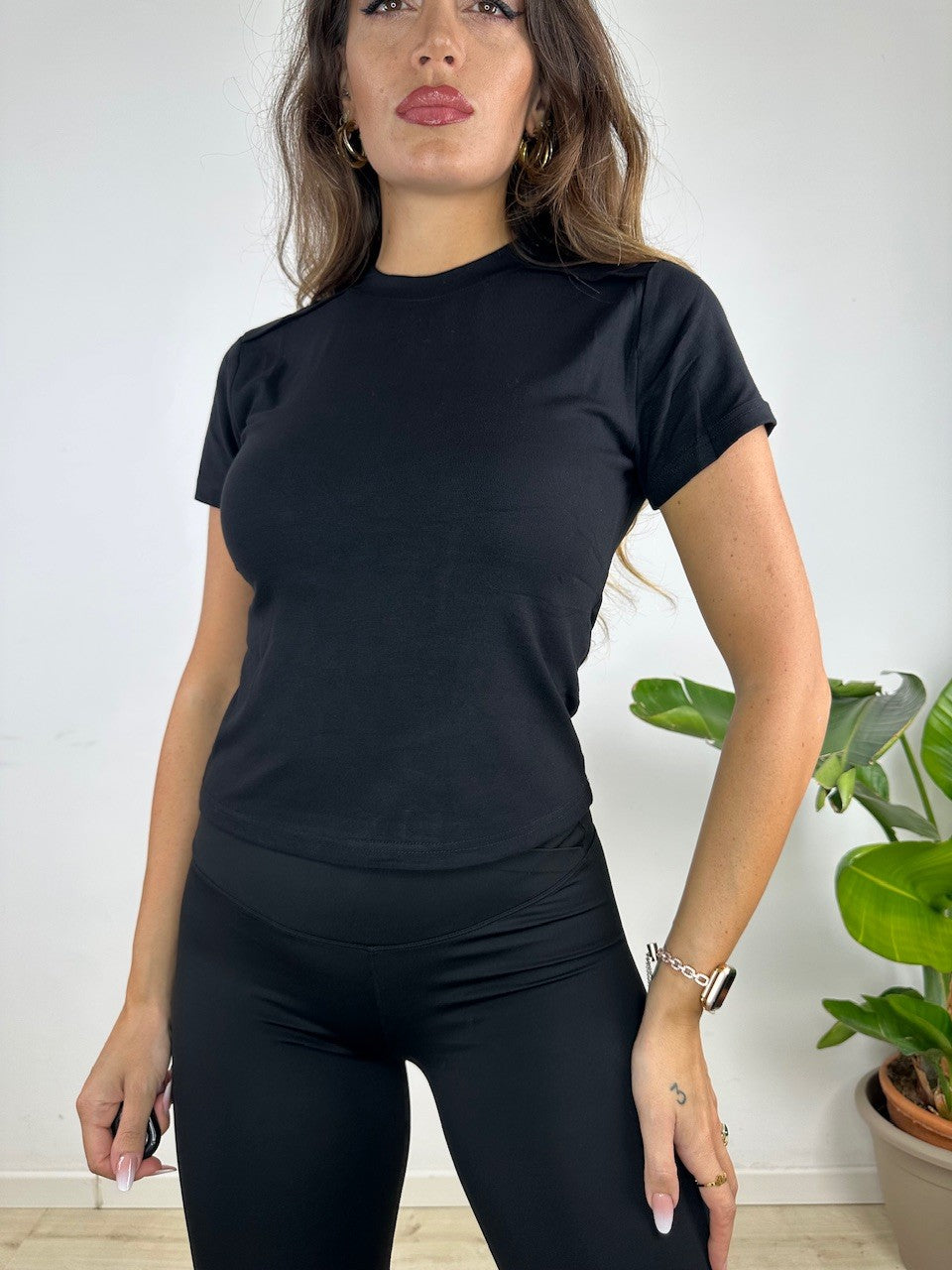 T-SHIRT CROP KRIM NERA