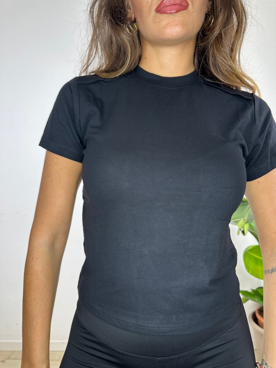 T-SHIRT CROP KRIM NERA