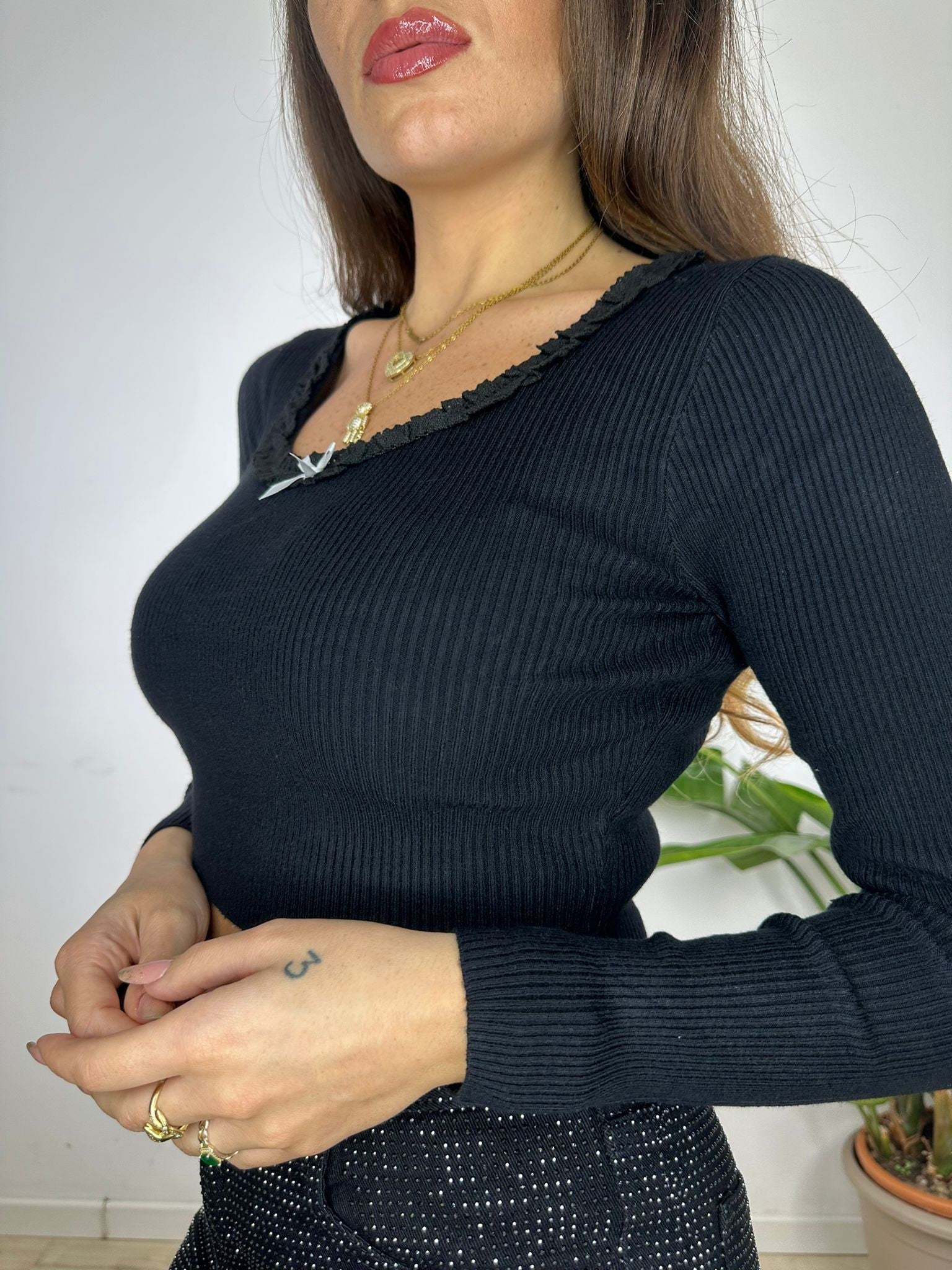 MAGLIA CROP ROUCHES NERA