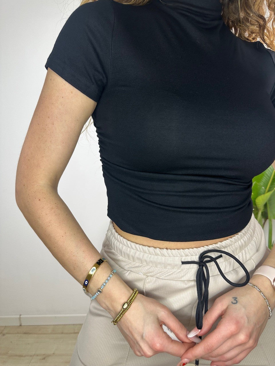 T-SHIRT MEZZO COLLO NERA