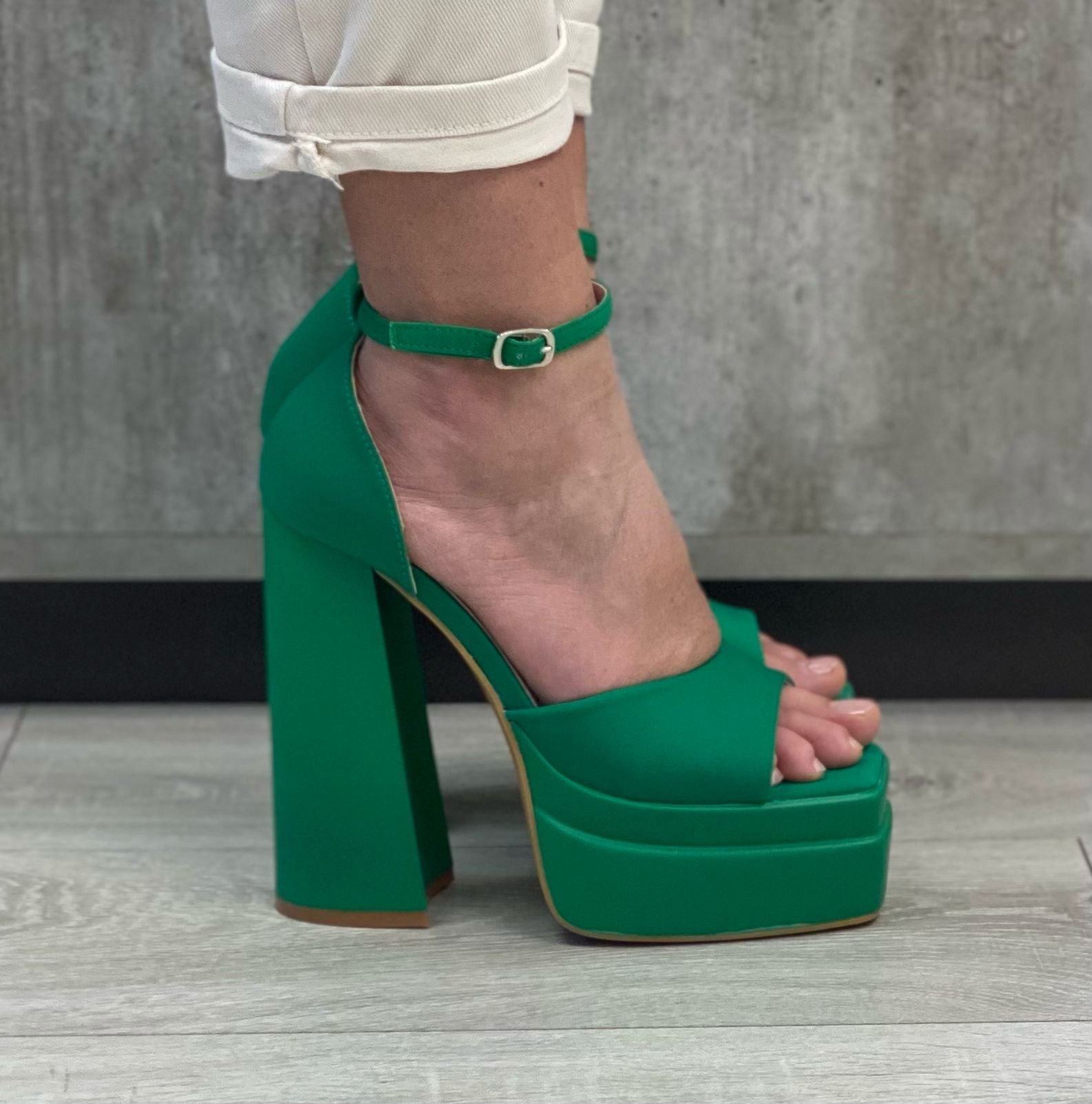 SANDALO CON PLATEAU OSLO VERDE