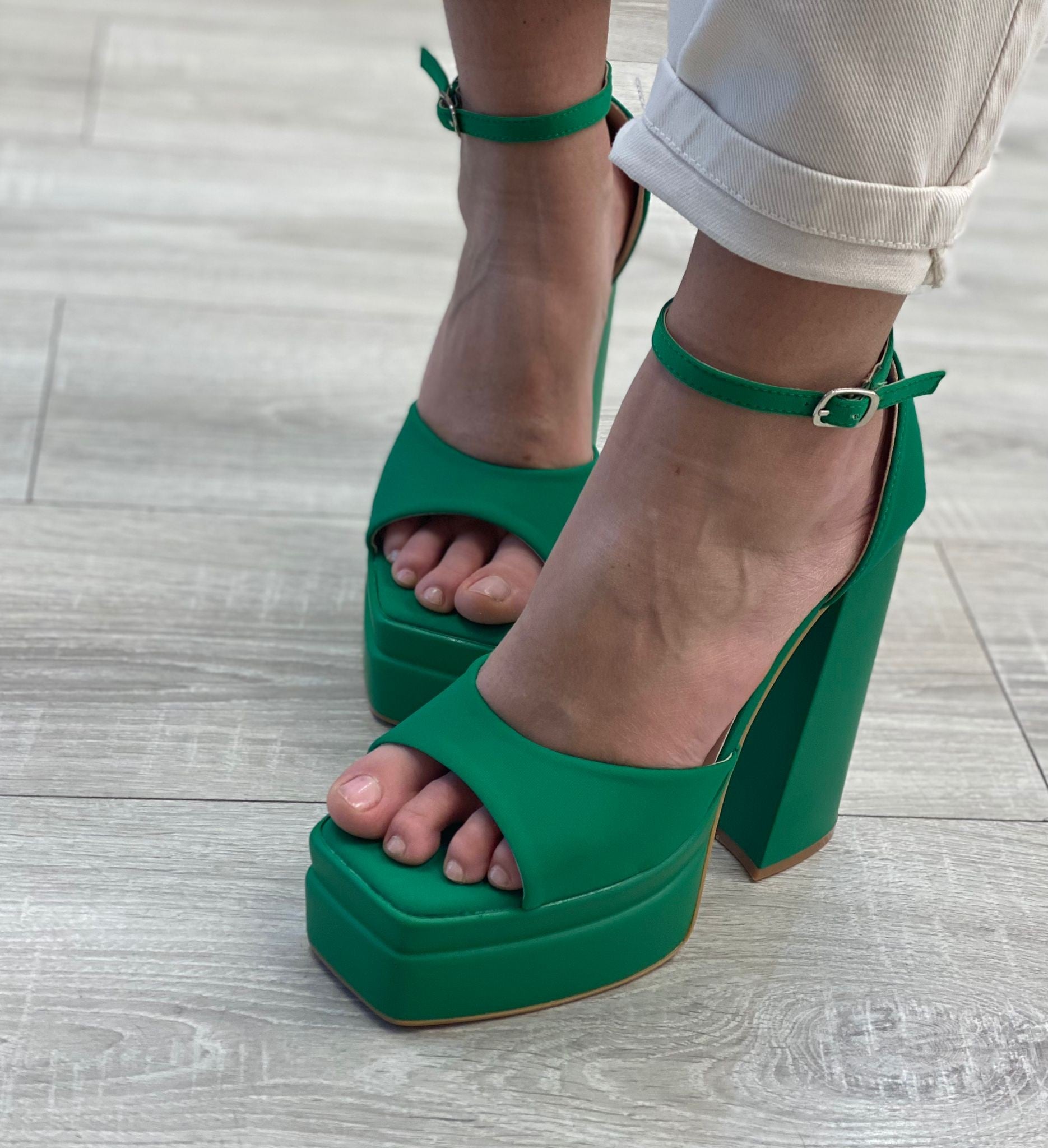 SANDALO CON PLATEAU OSLO VERDE