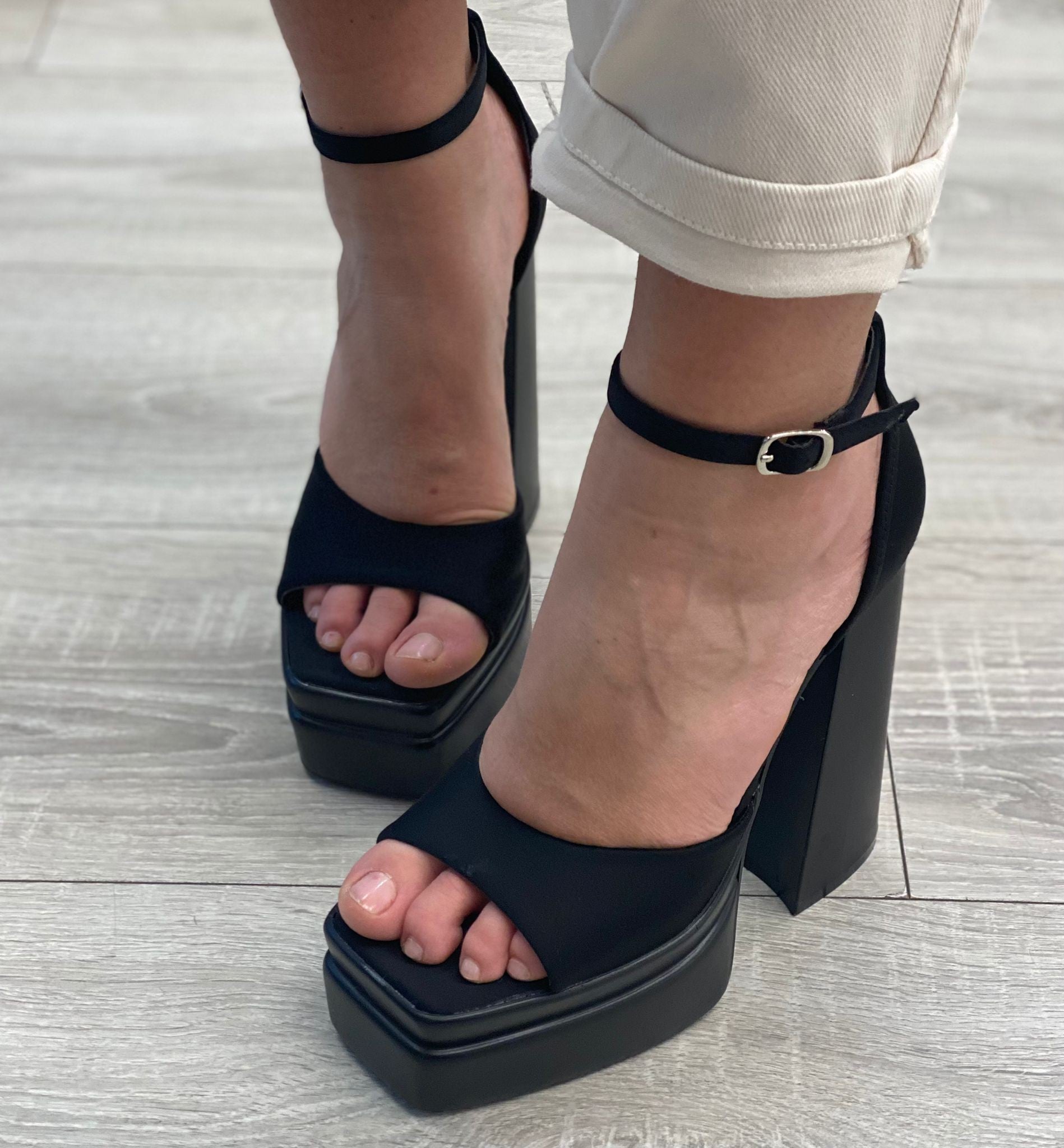 SANDALO CON PLATEAU OSLO NERO