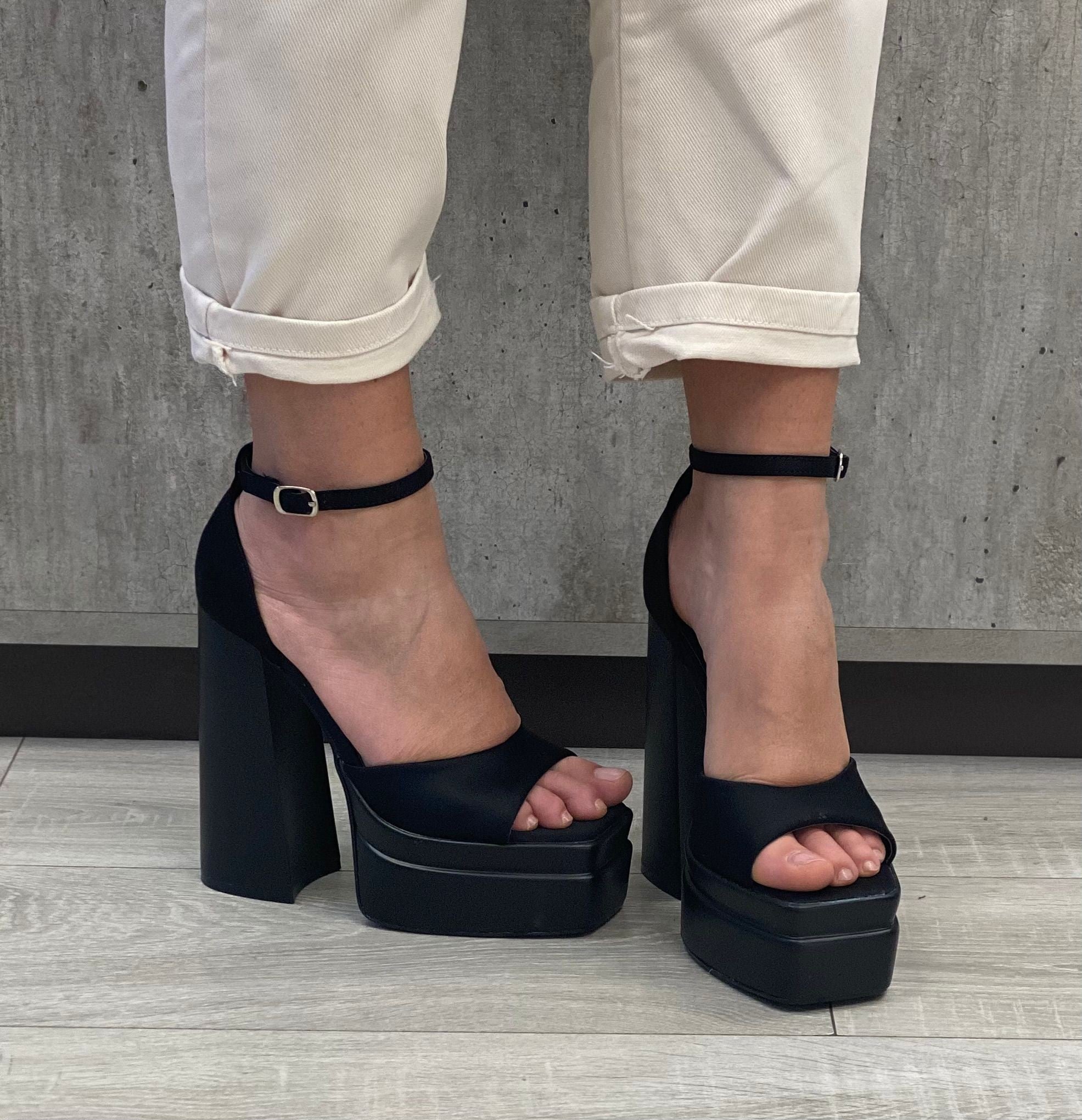 SANDALO CON PLATEAU OSLO NERO