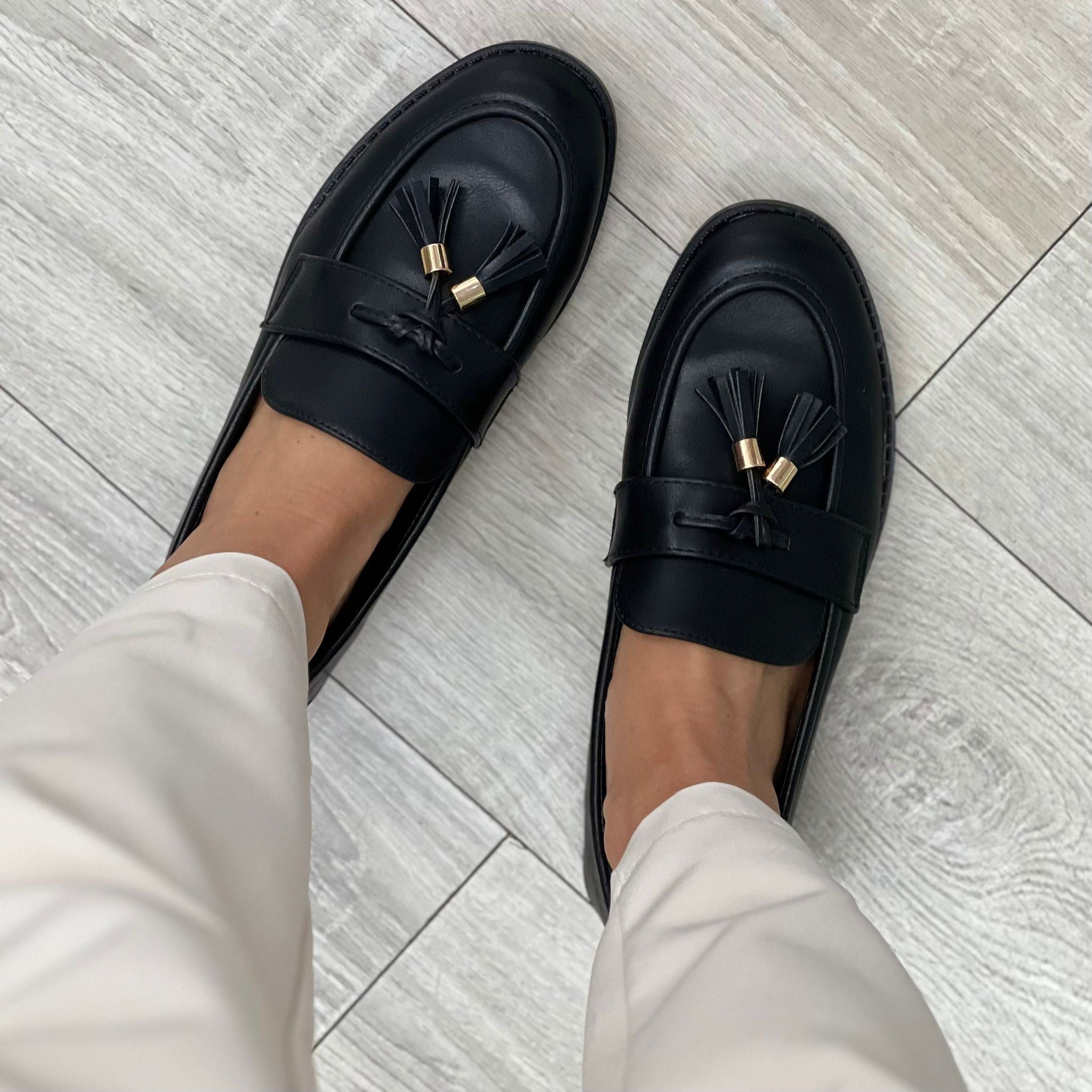 MOCASSINI CON NAPPE NERI