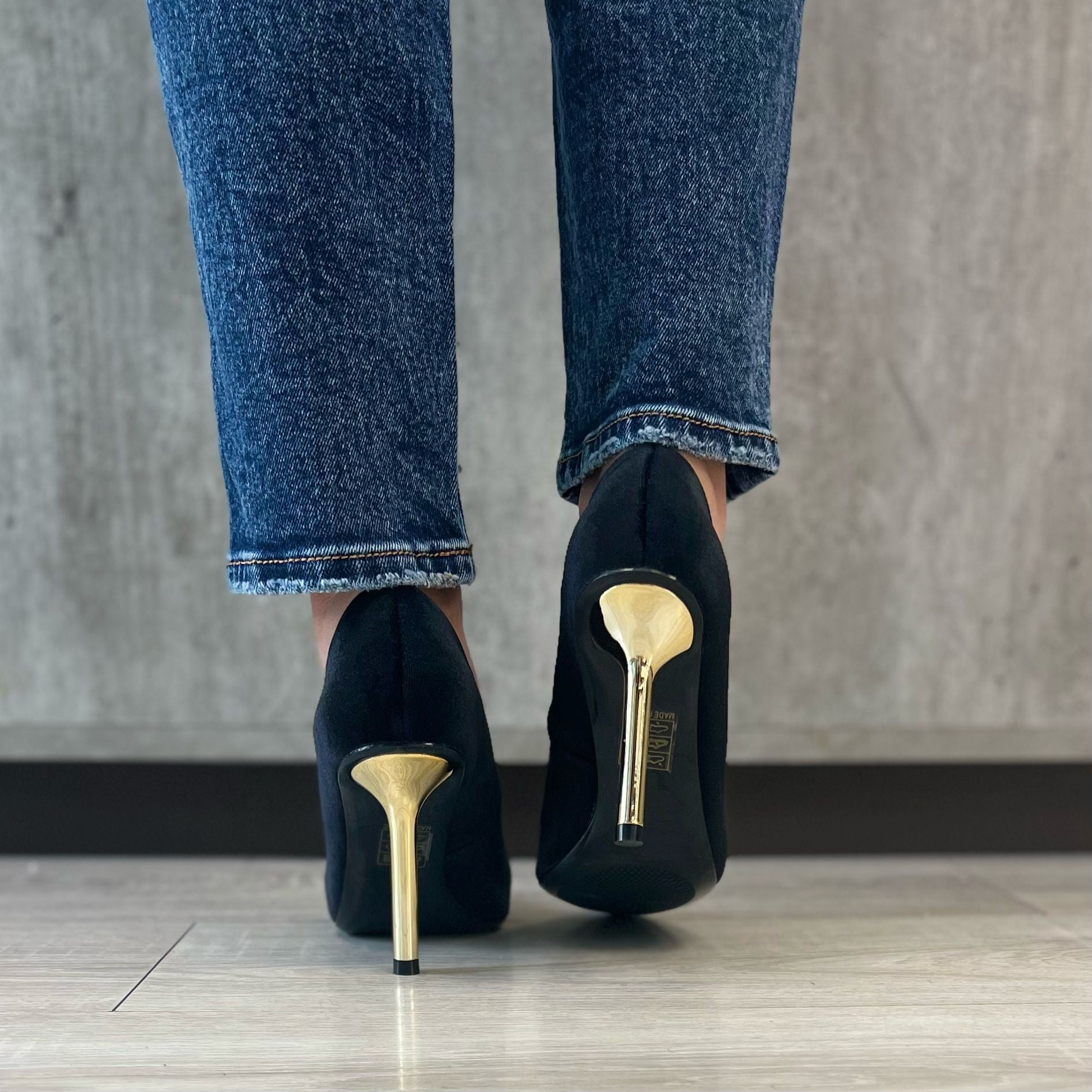 DÉCOLLETÉ IN VELLUTO NERO