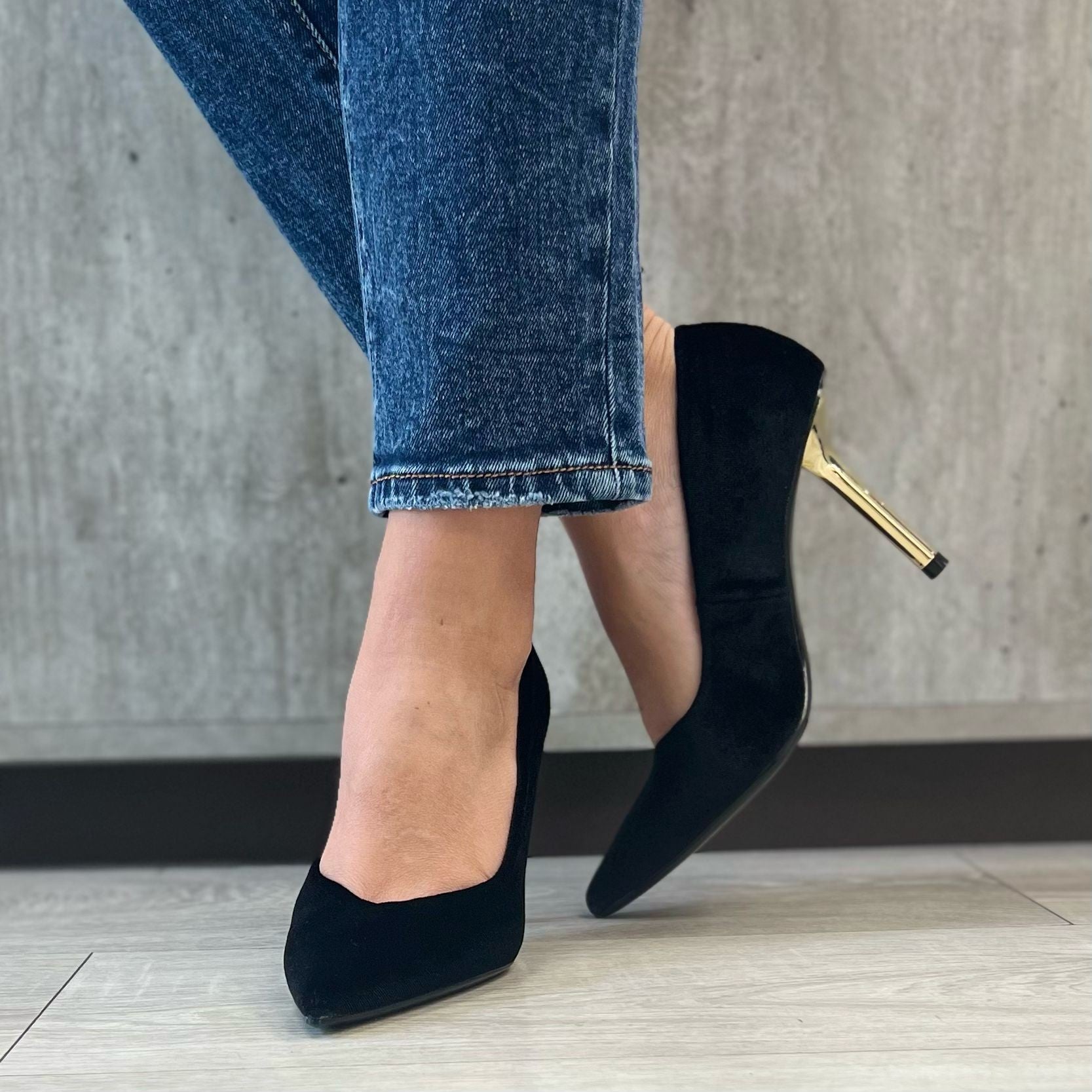 DÉCOLLETÉ IN VELLUTO NERO