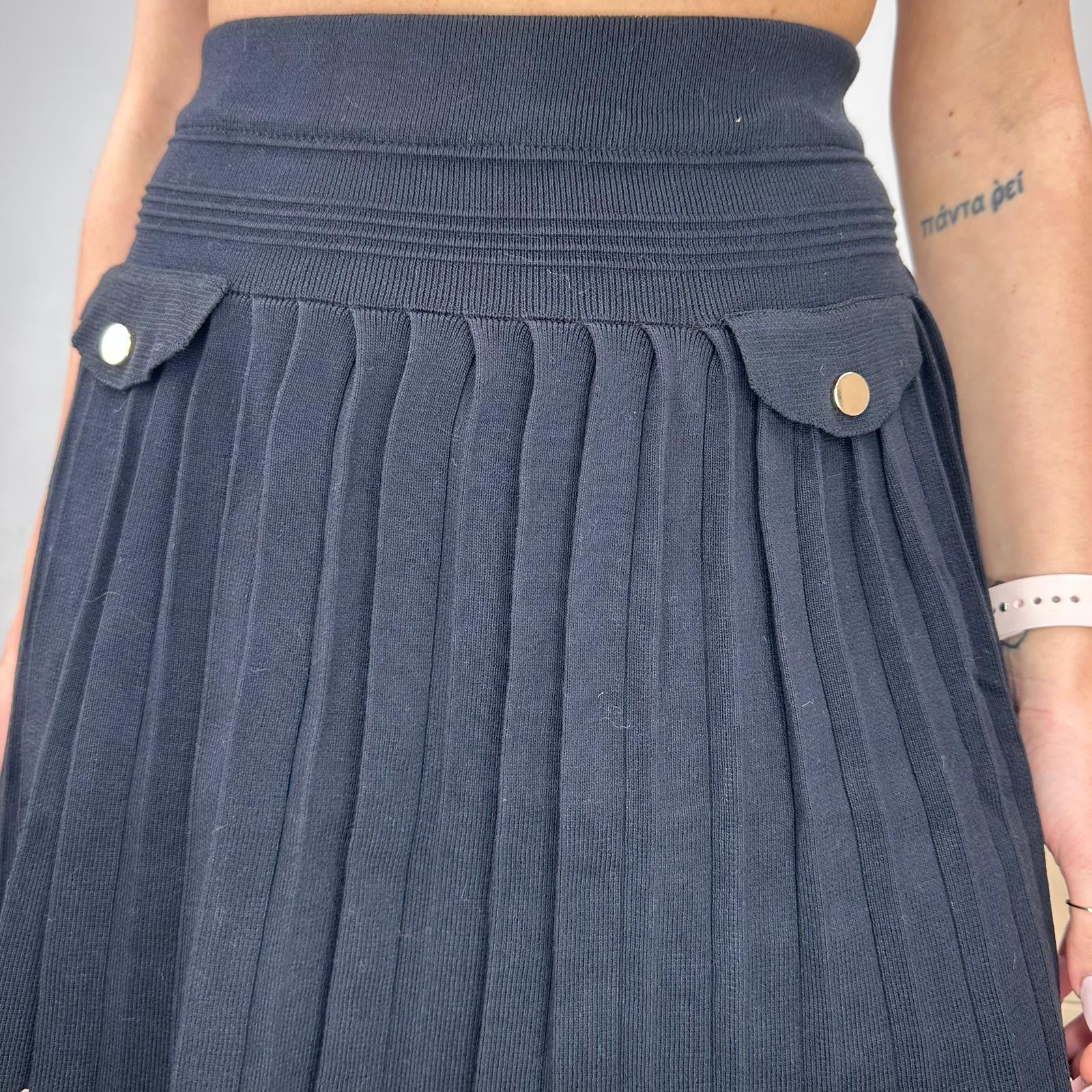 MINIGONNA PLISSE' CON PATTE E BOTTONI NERA