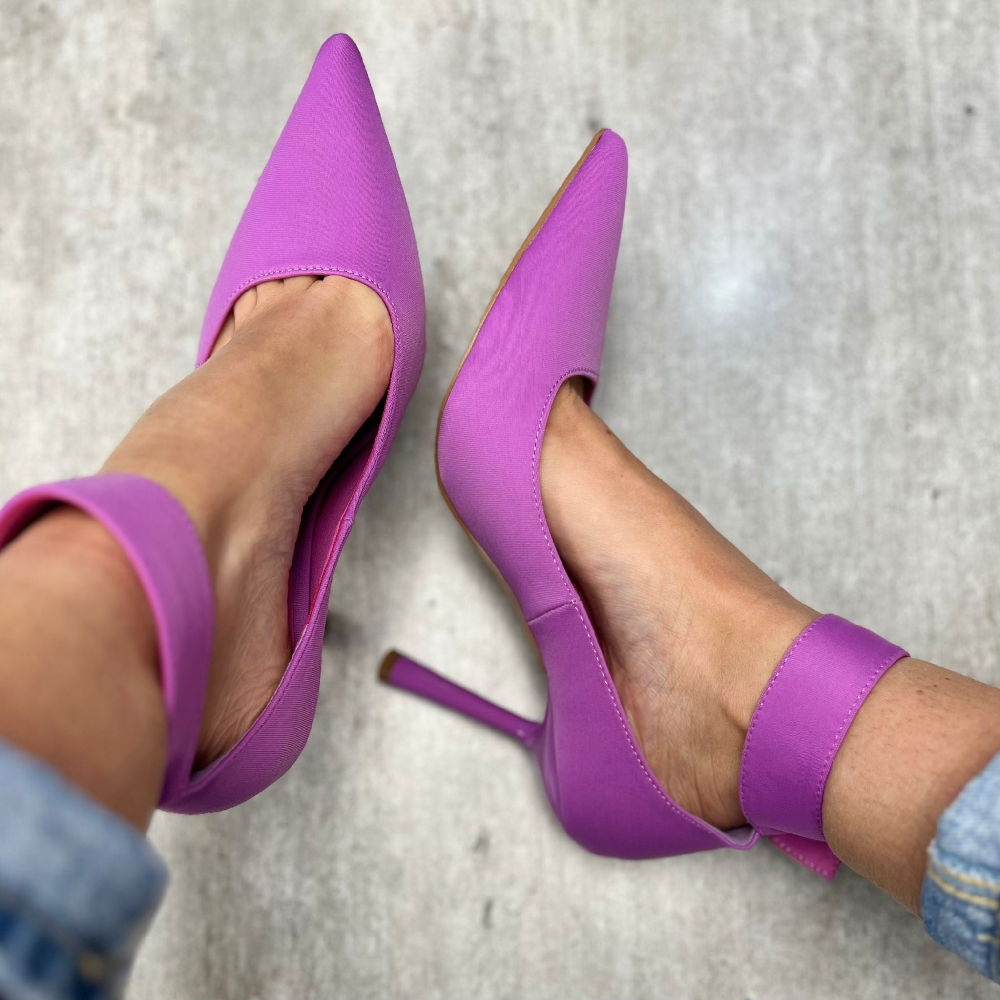 DÉCOLLETÉ CON CAVIGLIERA LILLA