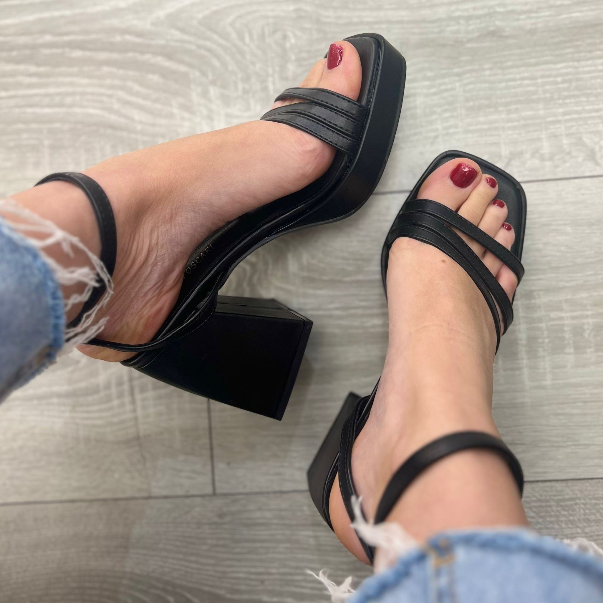 SANDALI CON PLATEAU NERI