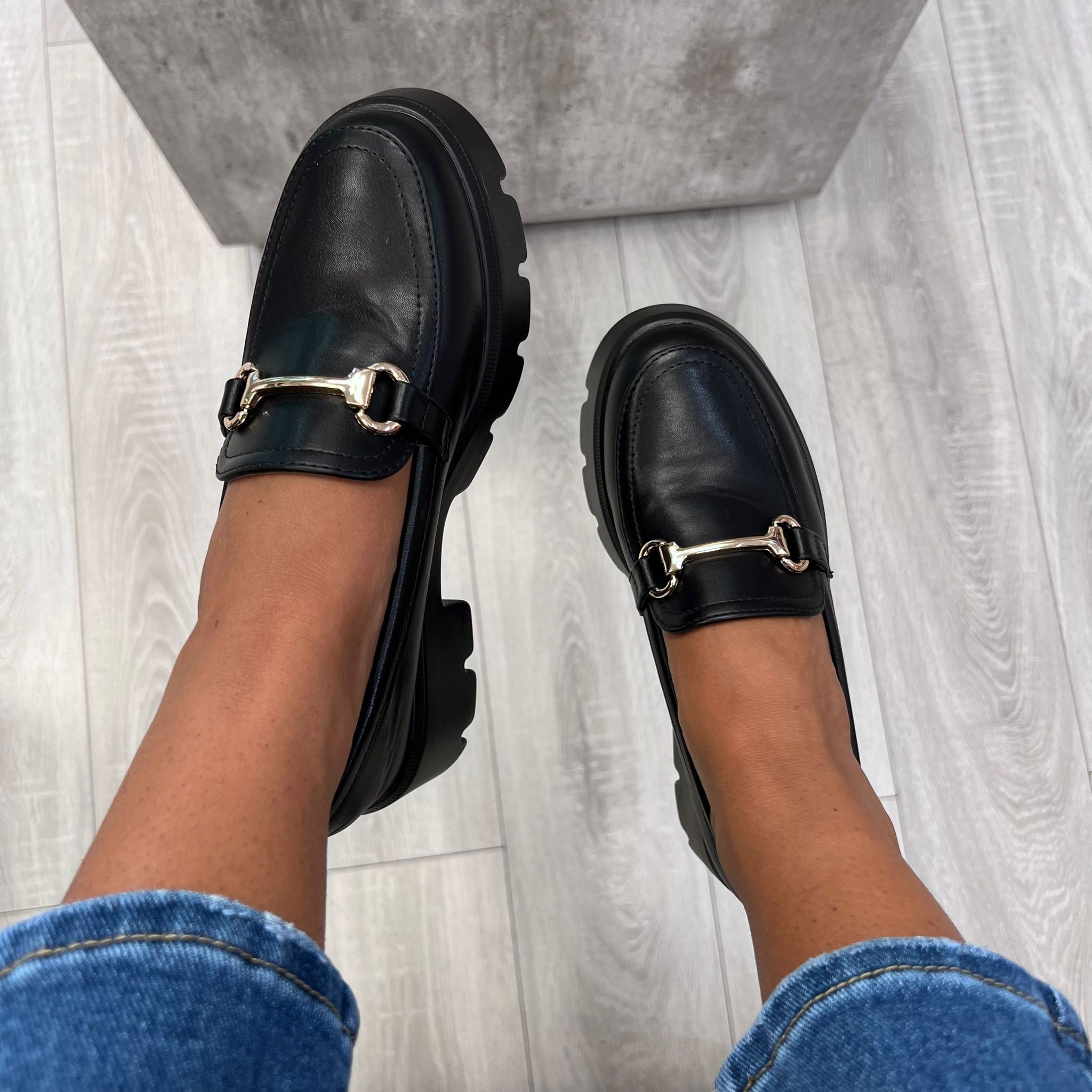 MOCASSINI CON FIBBIA NERO