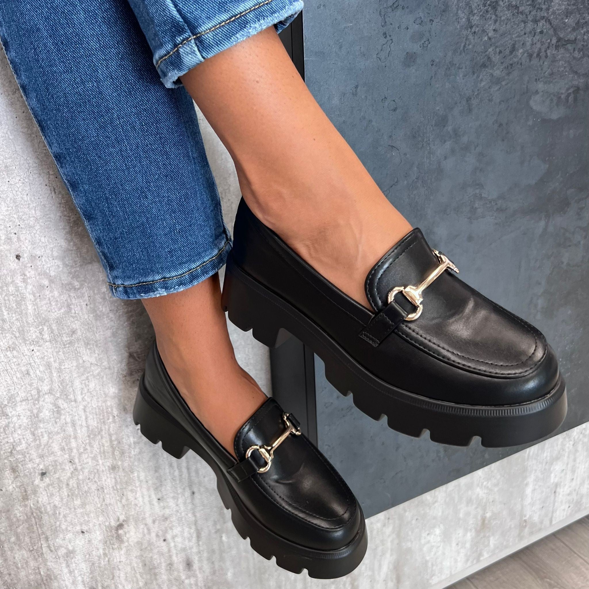 MOCASSINI CON FIBBIA NERO