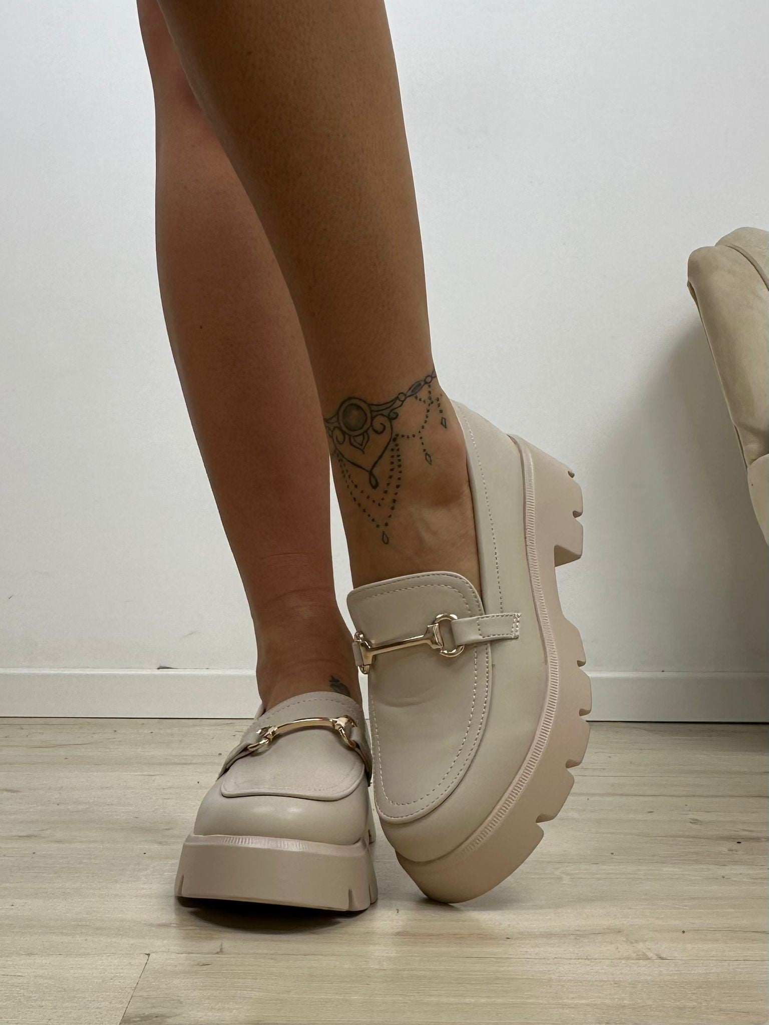 MOCASSINI CON FIBBIA BEIGE