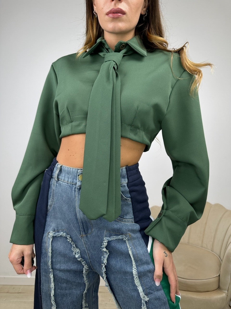 CAMICIA CROP CRAVATTA VERDE