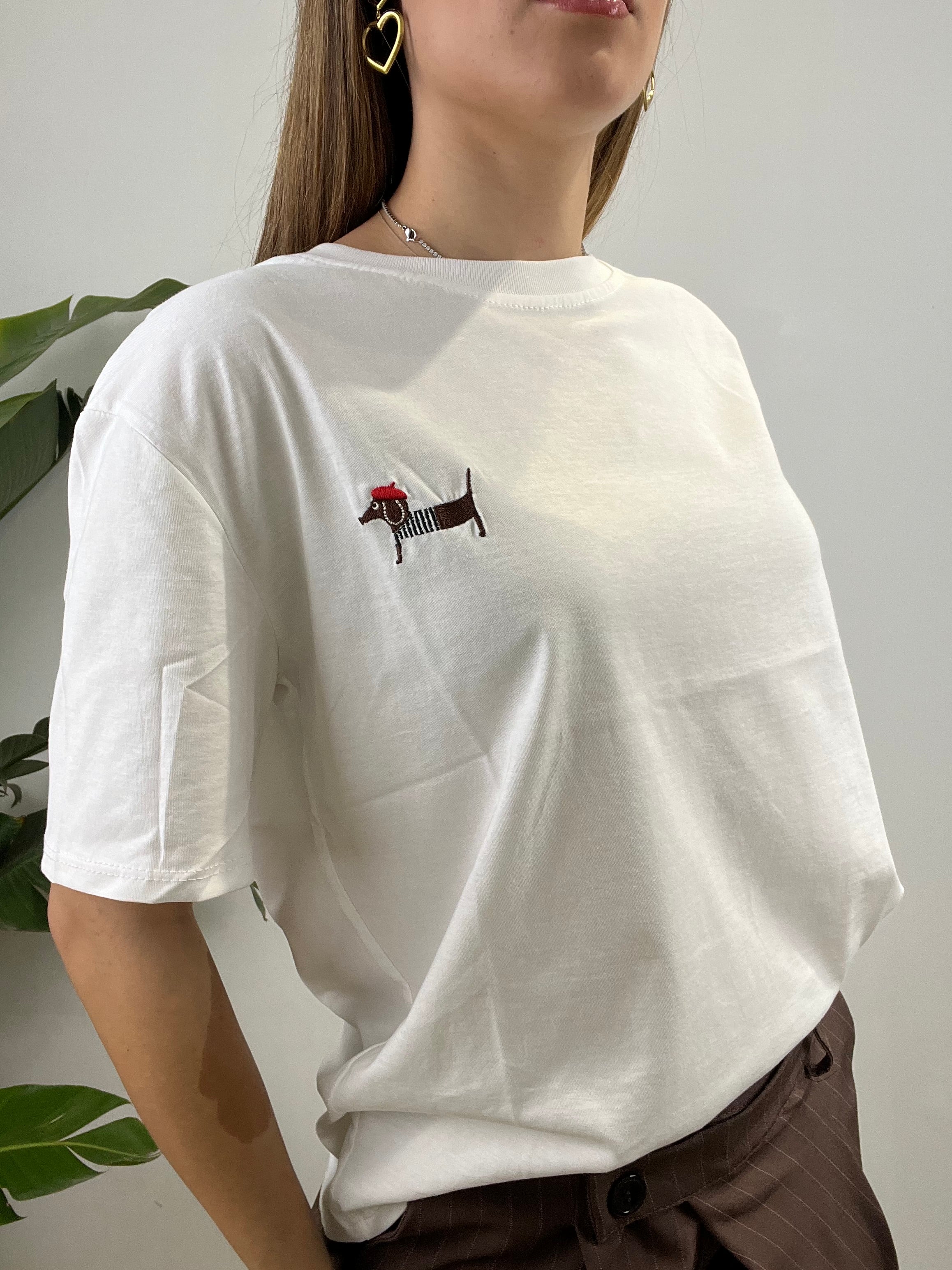 T-SHIRT CON BASSOTTO