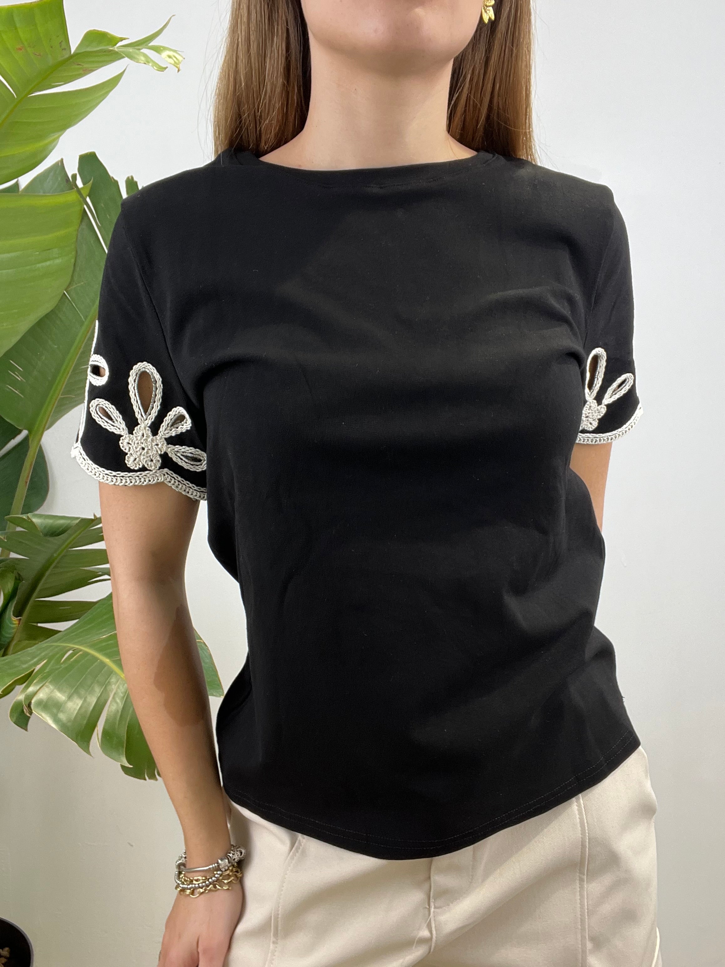 T-SHIRT RICAMATA MANICHE NERA