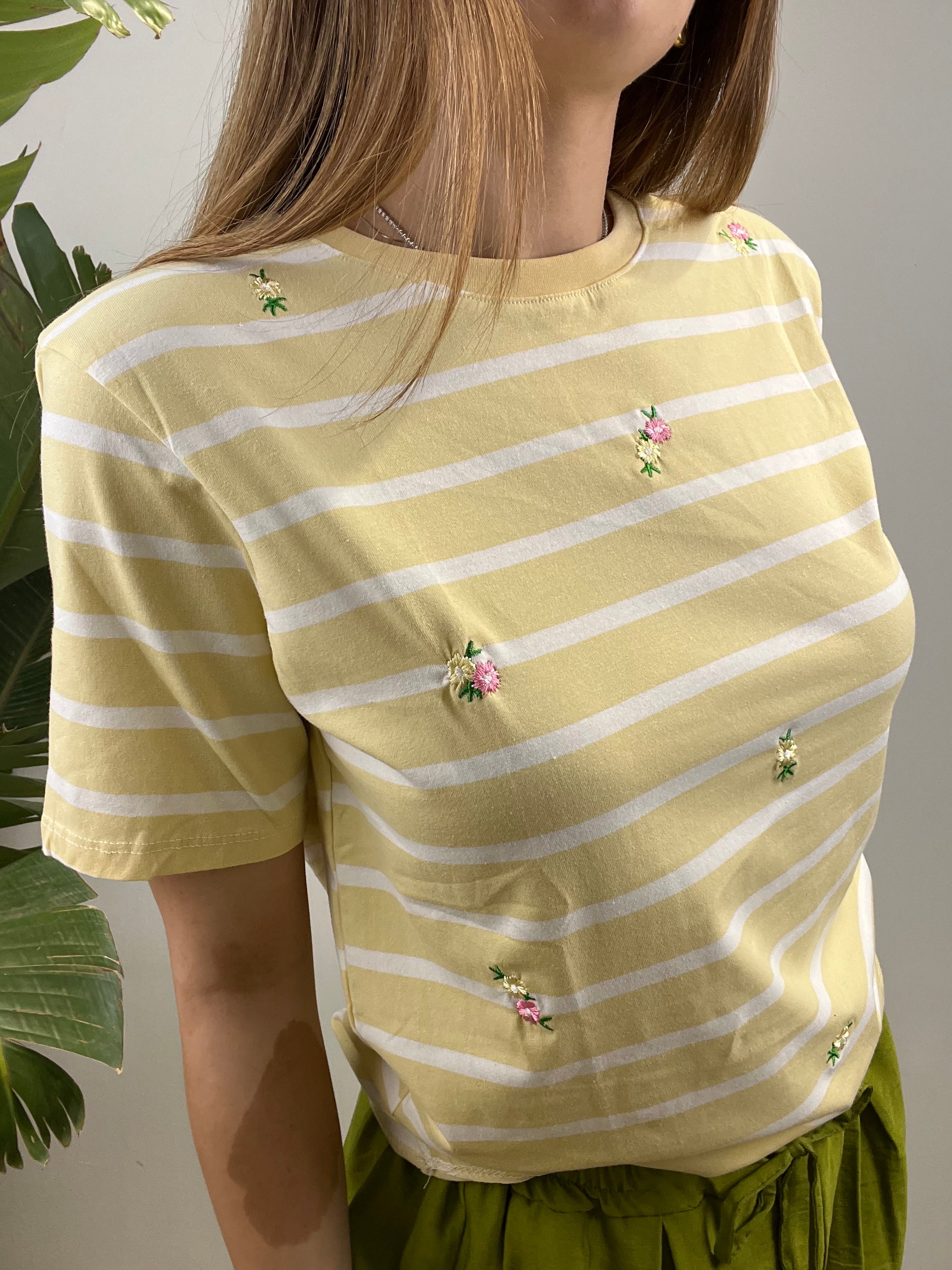 T-SHIRT RIGHE FIORELLINI GIALLA CON BEIGE