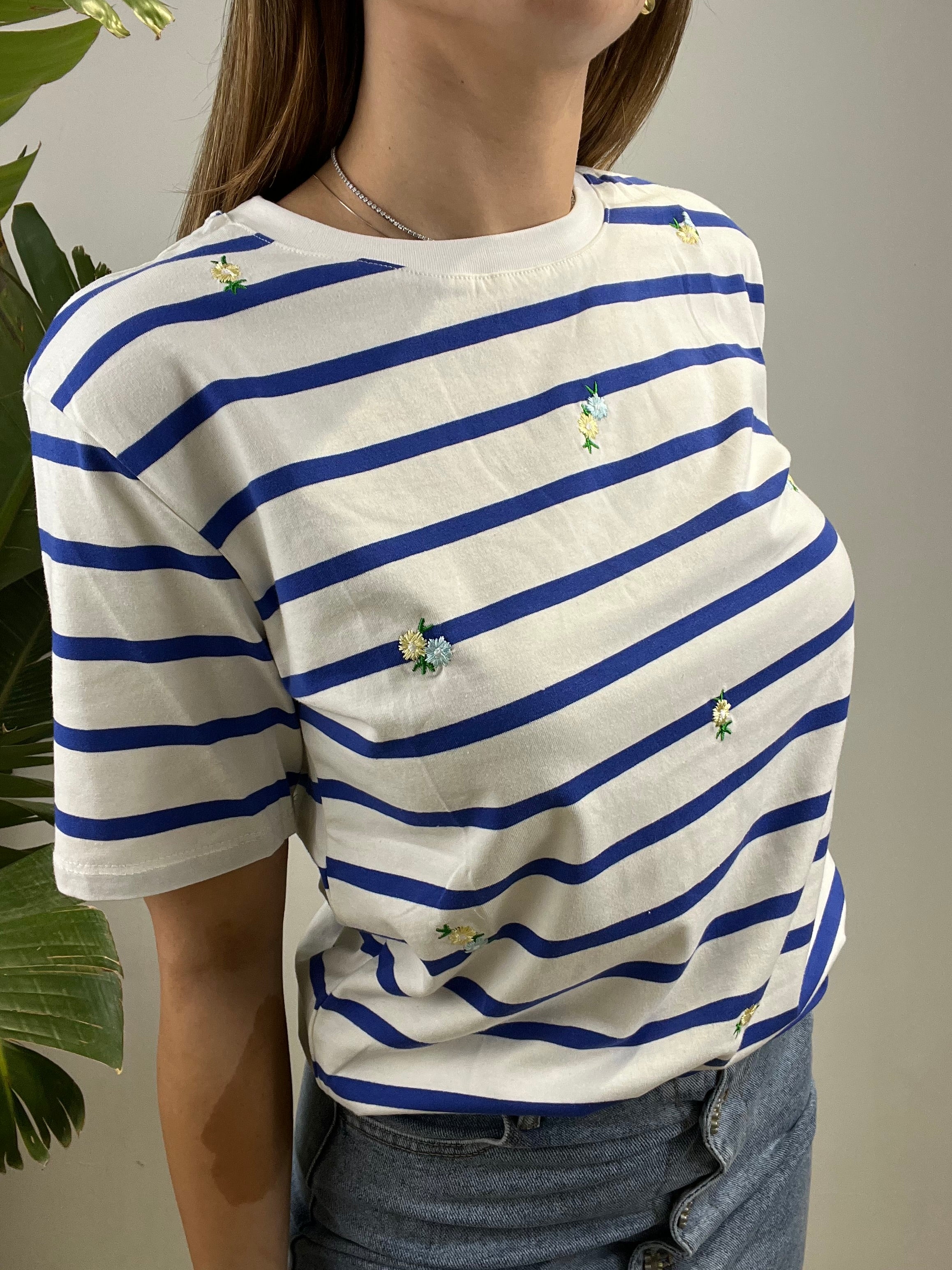 T-SHIRT RIGHE FIORELLINI BIANCA CON BLU