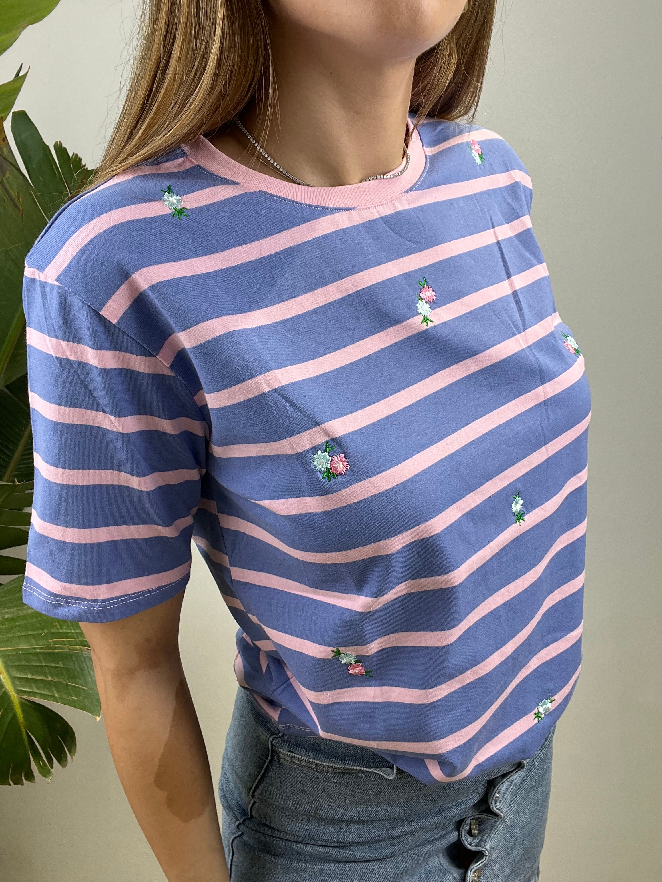 T-SHIRT RIGHE FIORELLINI BLU CON ROSA