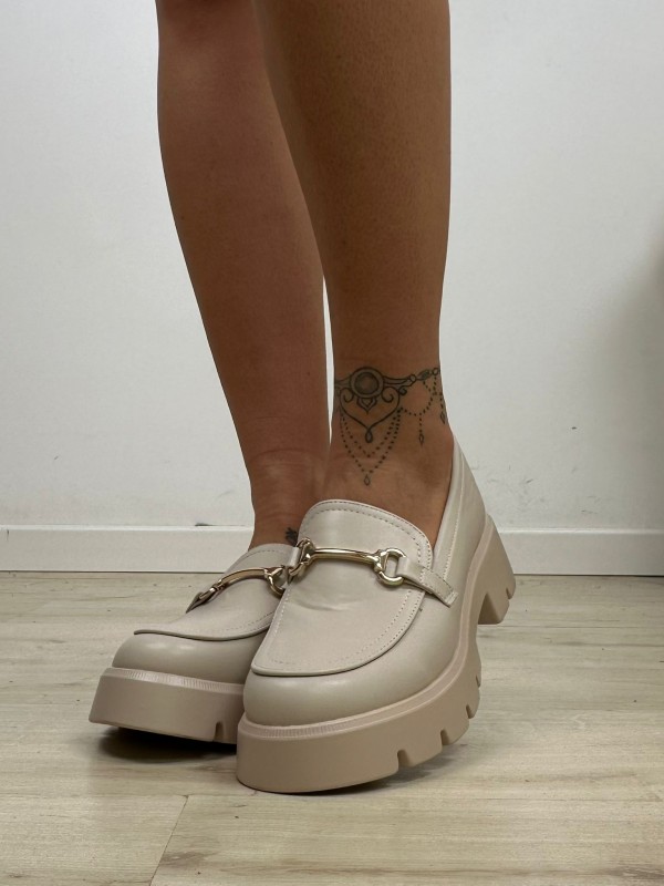 MOCASSINI CON FIBBIA BEIGE MOCASSINI CON FIBBIA BEIGE