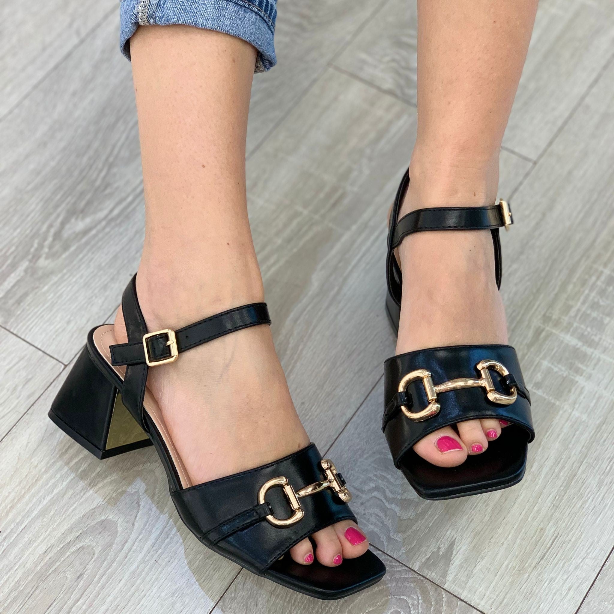 SANDALI CON FIBBIA NERA