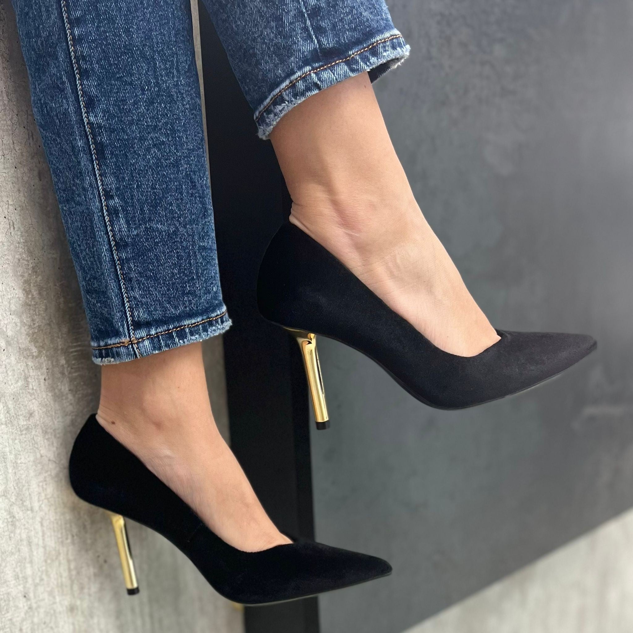 DÉCOLLETÉ IN VELLUTO NERO