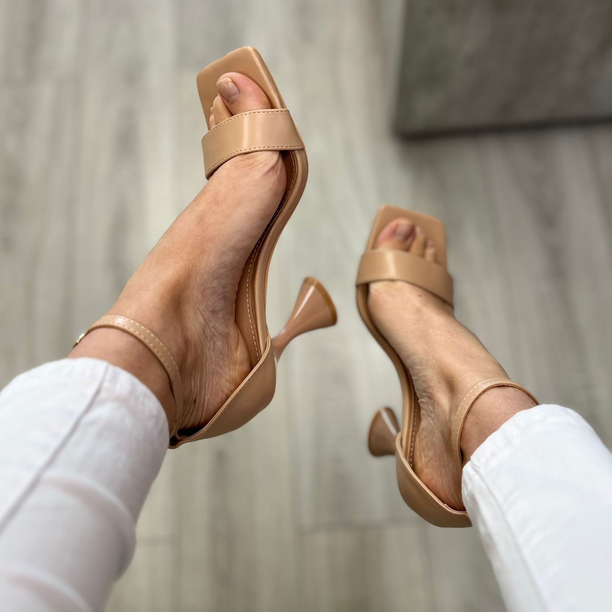 SANDALI CON TACCO STRUTTURATO NUDE