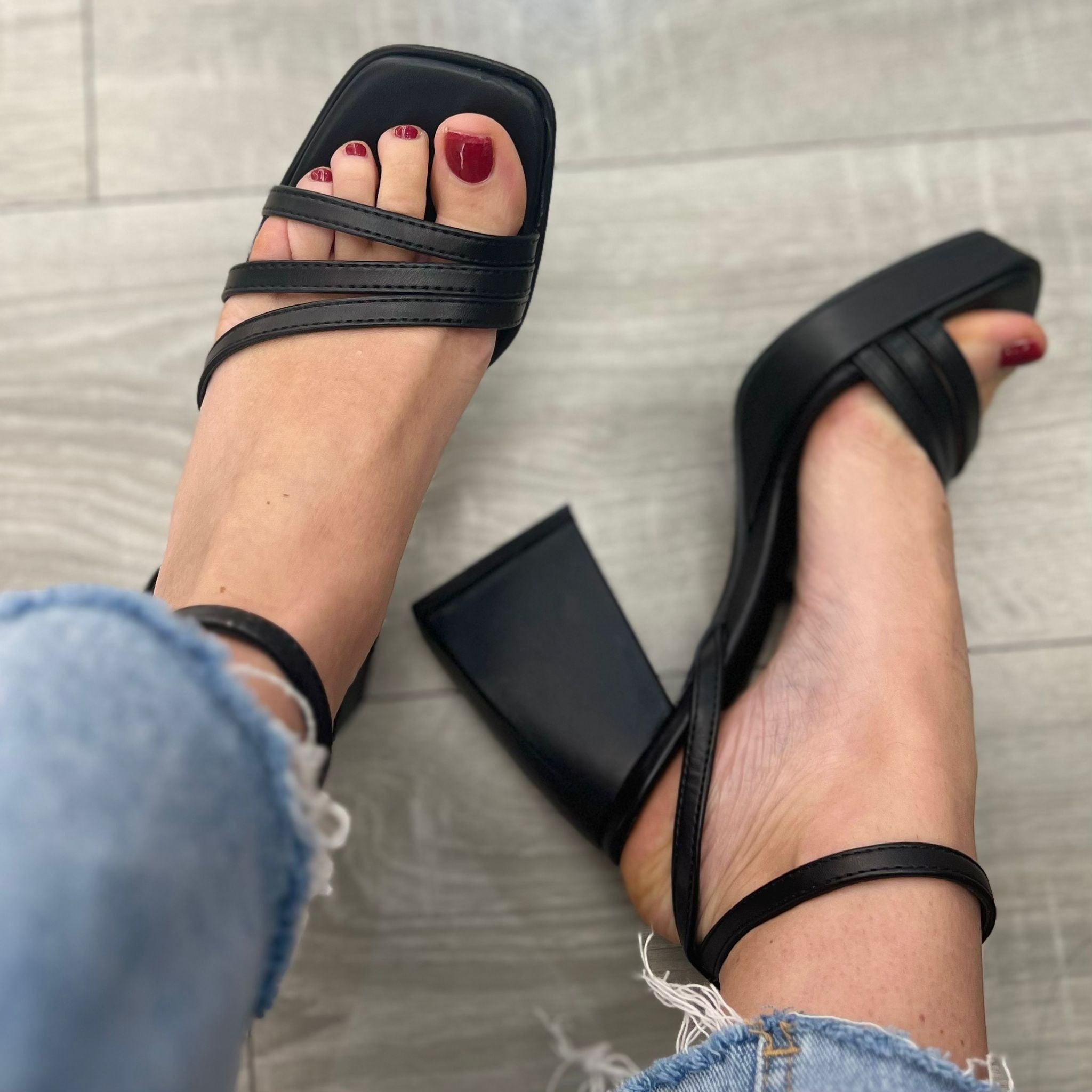 SANDALI CON PLATEAU NERI