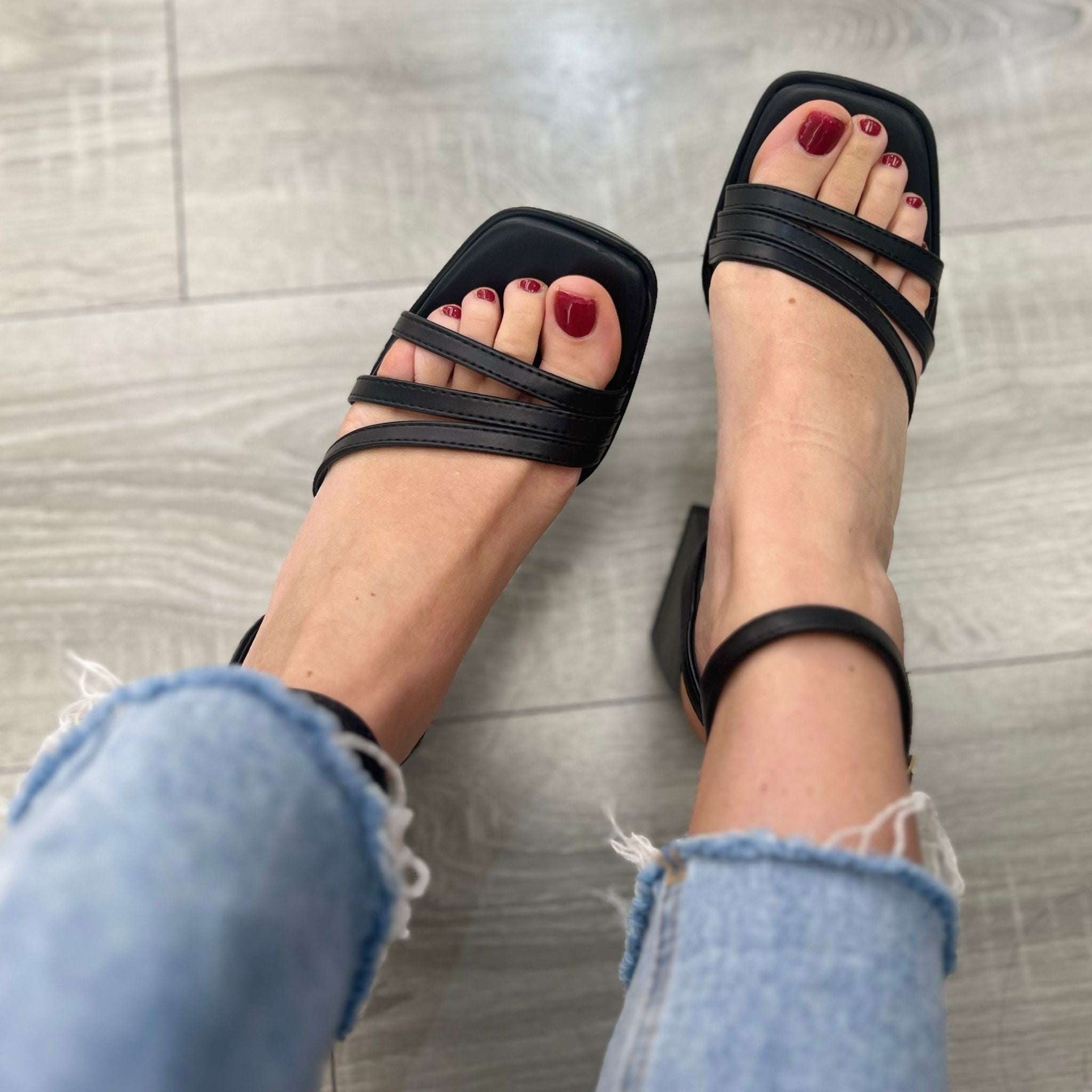 SANDALI CON PLATEAU NERI