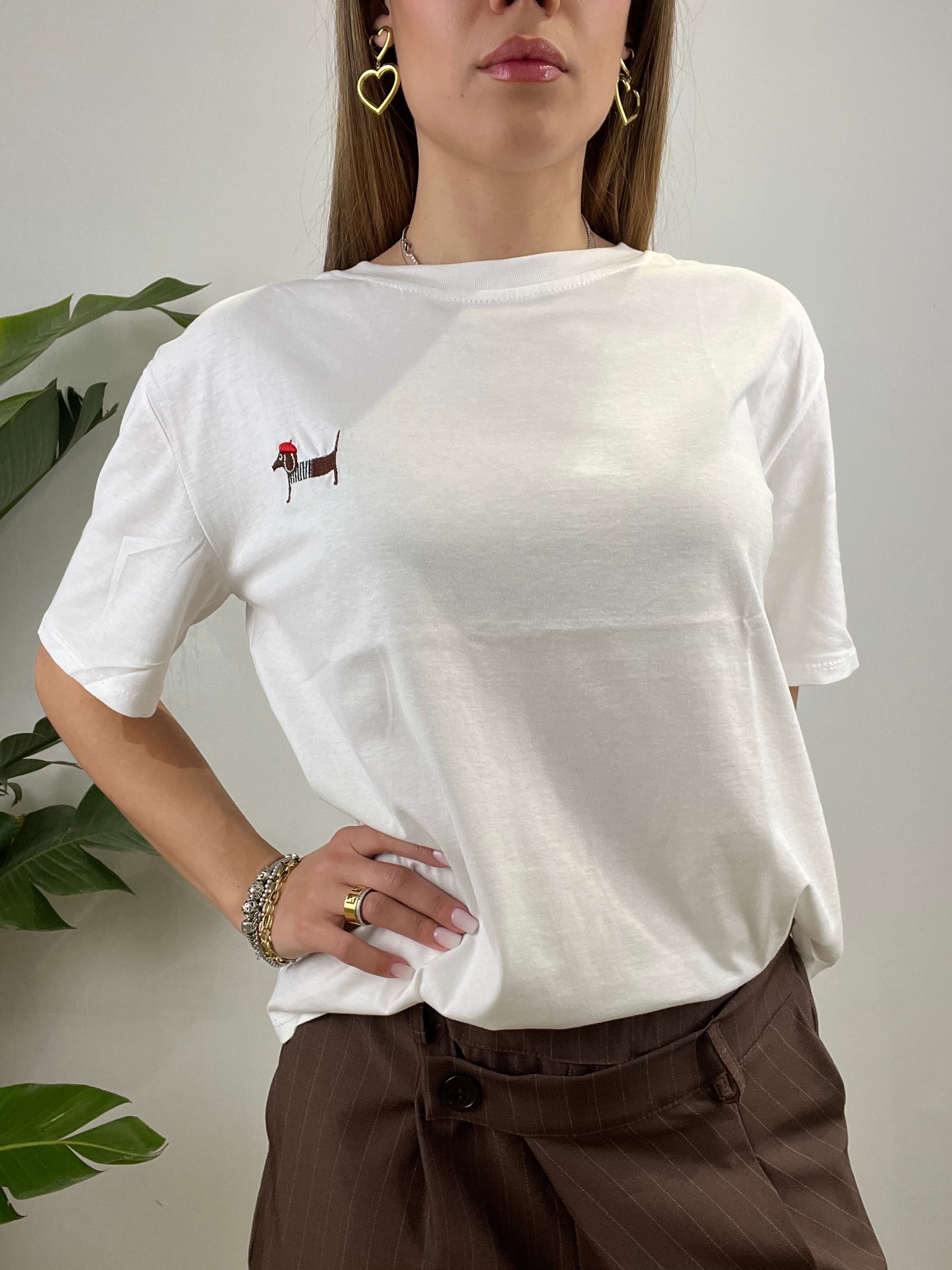 T-SHIRT CON BASSOTTO