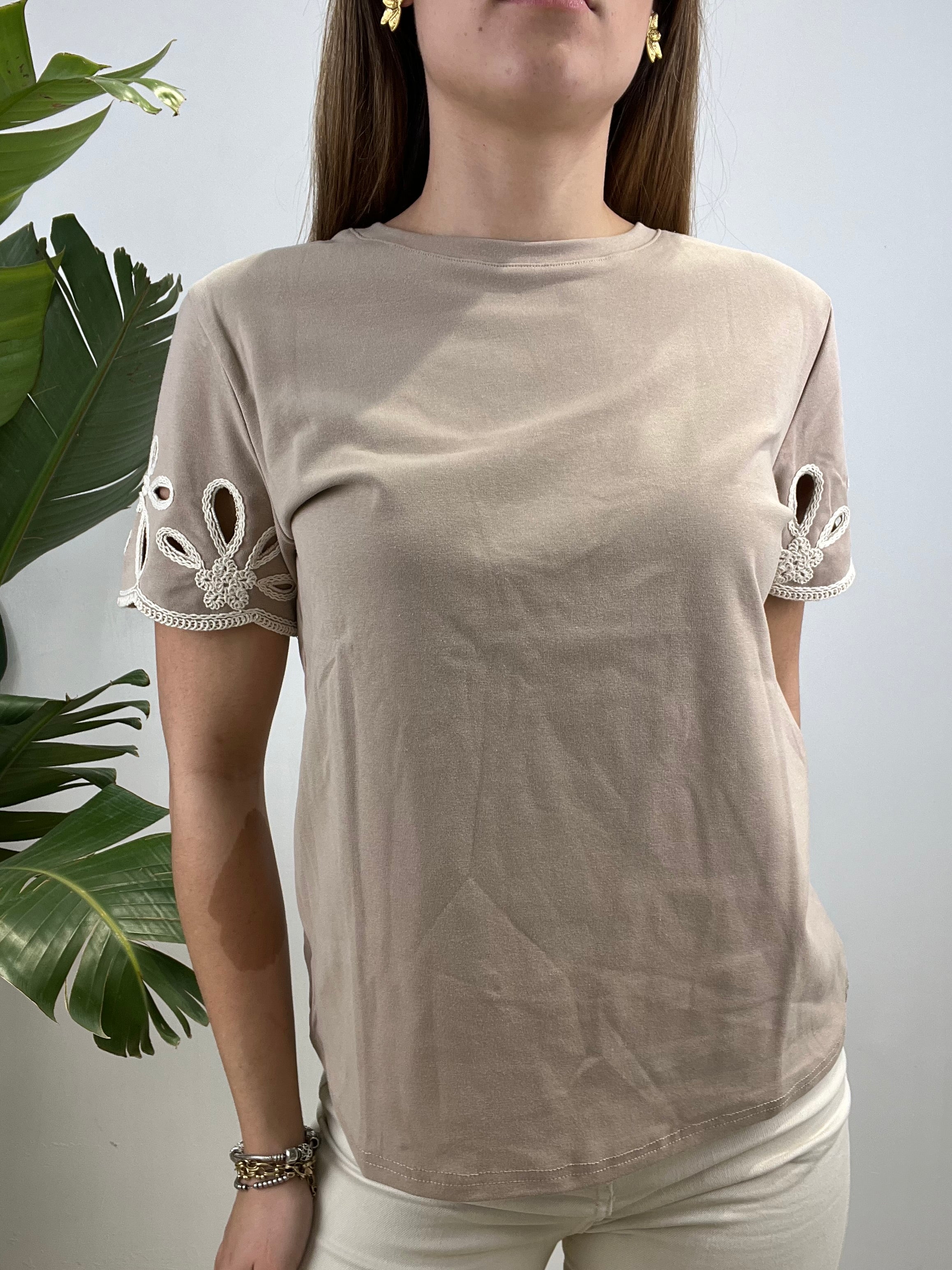 T-SHIRT RICAMATA MANICHE FANGO