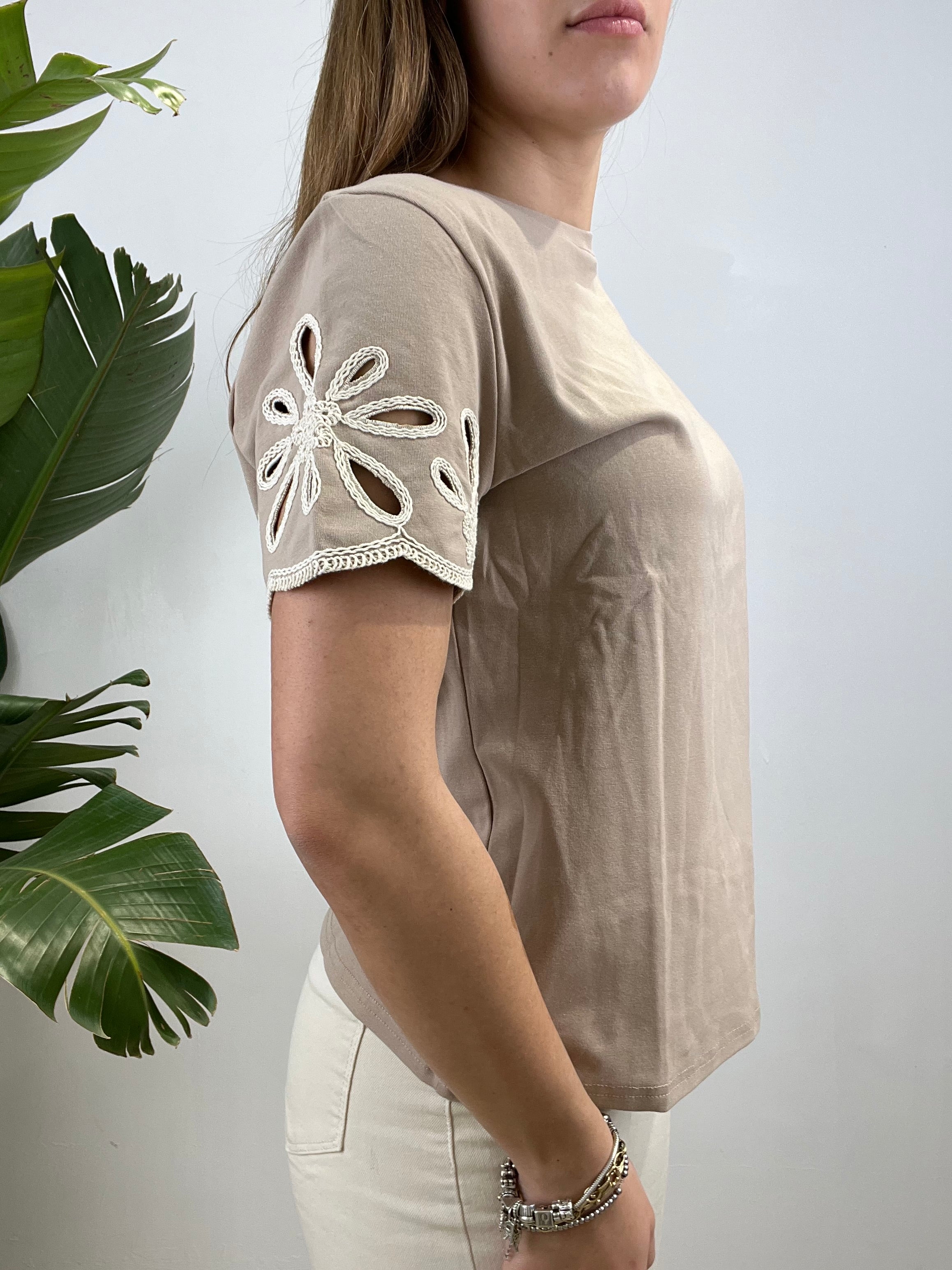 T-SHIRT RICAMATA MANICHE FANGO