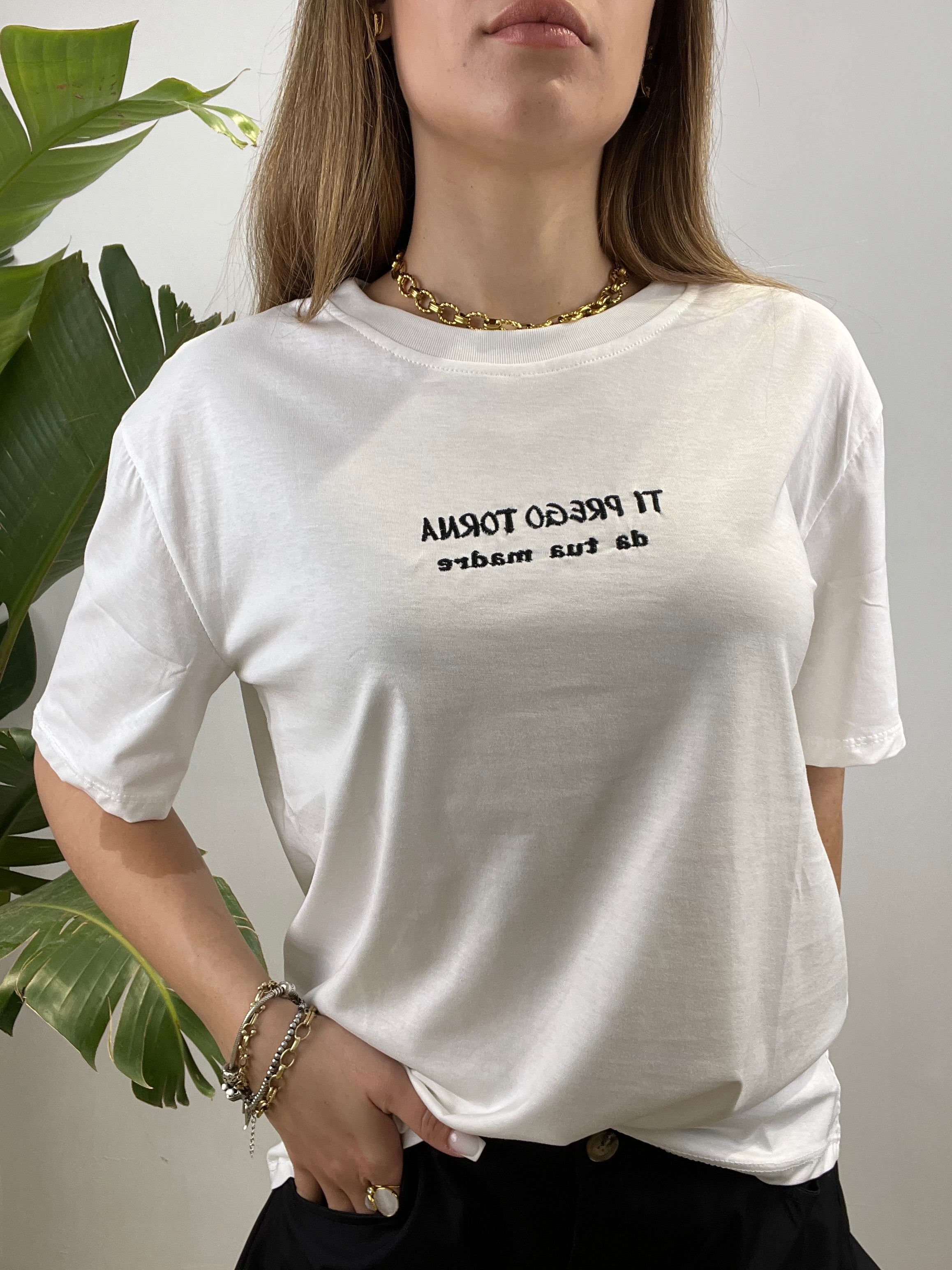 T-SHIRT CON SCRITTA " TORNA DA TUA MADRE" NERA