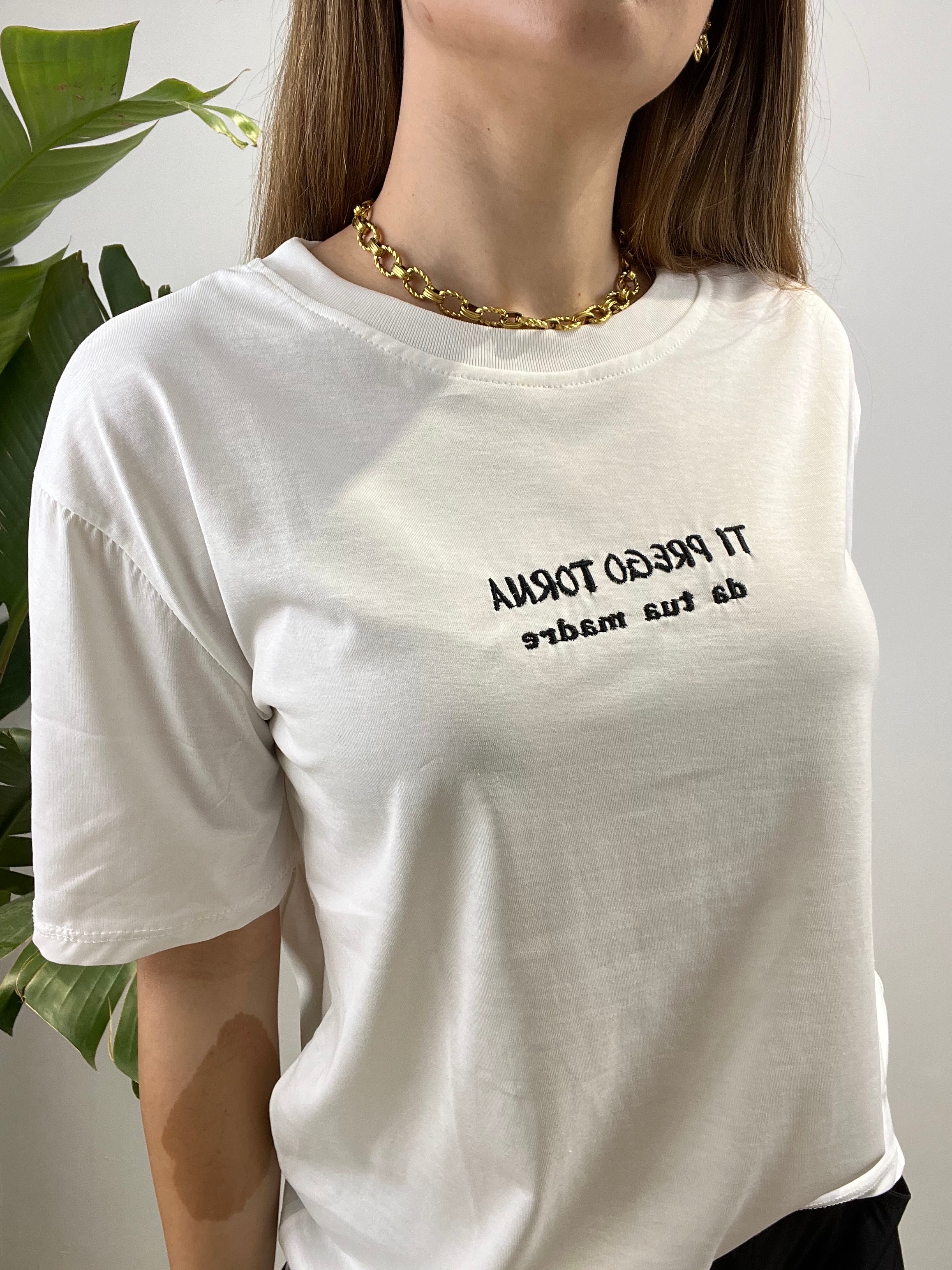 T-SHIRT CON SCRITTA " TORNA DA TUA MADRE" NERA