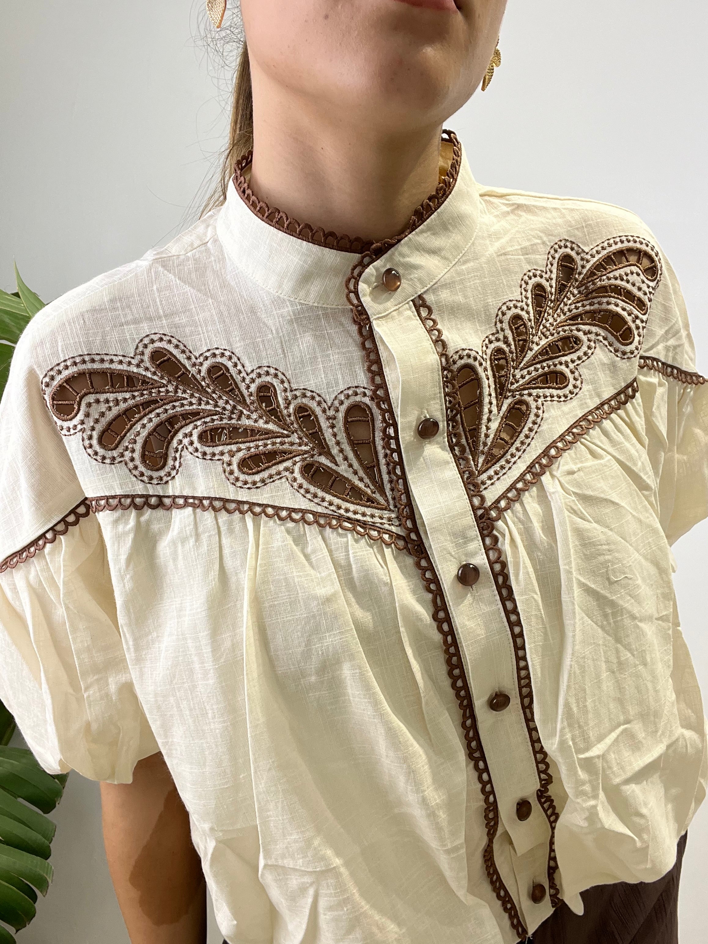 CAMICIA CROP RICAMATA BEIGE