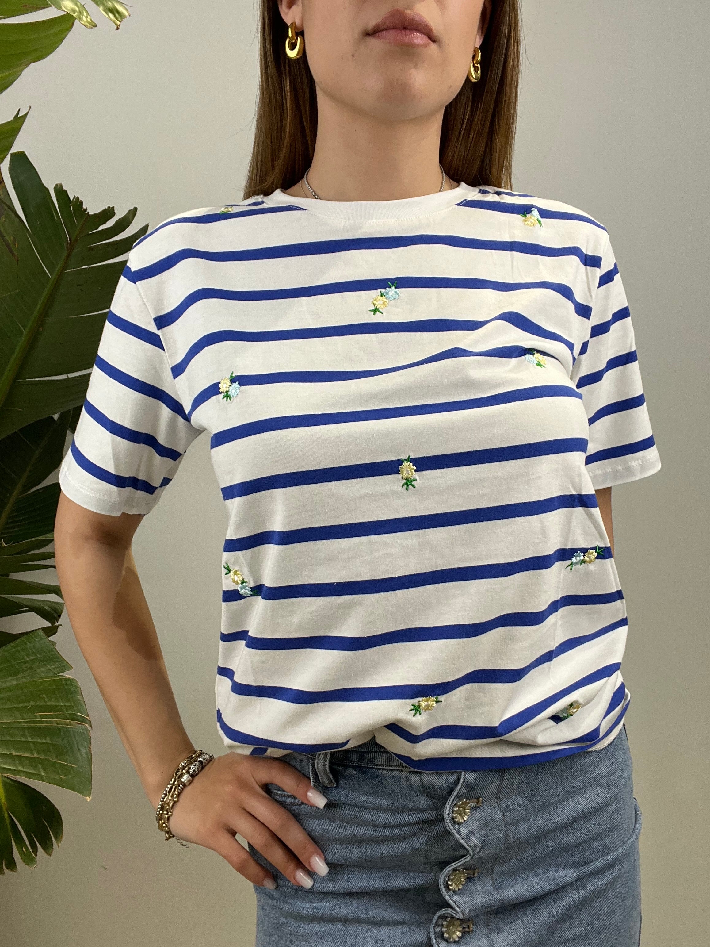 T-SHIRT RIGHE FIORELLINI BIANCA CON BLU